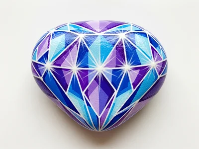 Malowanie geometrycznego diamentu na kamieniu